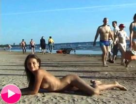 fete goale mare striptease plaja